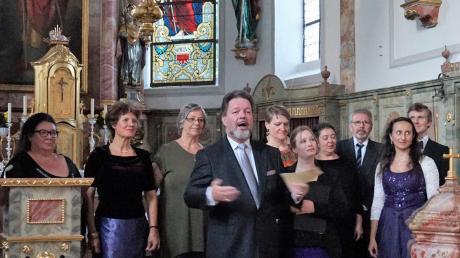 Die Gesangssolisten des Ensembles „Bel voce“ mit ihrer Leiterin Erika Sommer boten ein eindrucksvolles Konzert in Kleinaitingen. 	