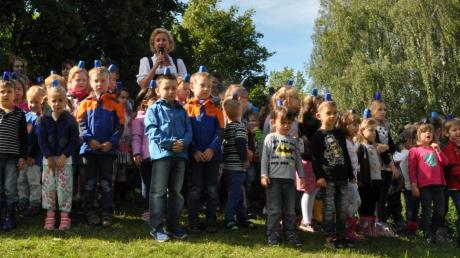 Stilisierte Blaulichter hatten die Kinder der Kita St. Michael beim Sommerfest auf ihren Köpfen. 	
