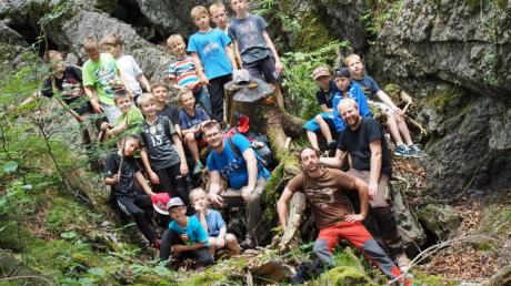17 Jungs aus Graben verbrachten mit drei Betreuern ein spannendes Wochenende in den Bergen beim Kochelsee. 	