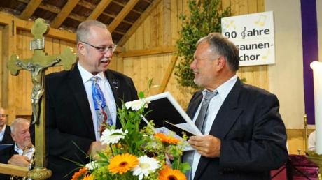 Otto Kramer (links) überreicht Andreas Hotz-Streicher die Jubiläumsurkunde