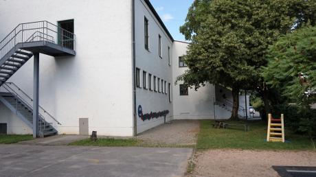 Auf diesem geteerten Vorplatz des St.-Johannes-Kindergartens in Gennach soll ein Container vorübergehend die Raumnot beseitigen.