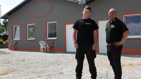 Die Flüchtlingsunterkunft in Schwabmünchens Norden ist rund um die Uhr mit einem Sicherheitsdienst besetzt. Max Groß (links) und Frank Burkhardt sorgen für Sicherheit, helfen den Bewohnern aber auch bei alltäglichen Problemen.