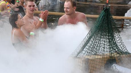 Auch der Spaß darf beim Festival für die Volleyballer nicht fehlen. Hier nutzen Filip Hiemer (rechts), Dominik Kottmair und Larissa Köhn eine Arbeitspause zum Bad vor der Seebühne.