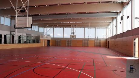 Das Herzstück der Halle ist schon fertig. Der Sportboden ist mit Markierungen für sehr viele Hallensportarten ausgestattet.