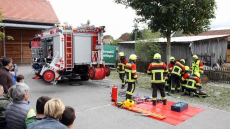 Beim Tag der offenen Tür zeigte die Freiwillige Feuerwehr Obermeitingen unter der Leitung des Kommandanten Stephan Sperl in einer realitätsnahen Vorführung den Rettungseinsatz bei einem Unfall einer Person, die sich beim Fall von einer Leiter aufgespießt hatte. 	