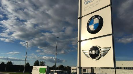 Es steht BMW drauf und lauter BMW-Teile stecken drin. Doch feiern will der Automobilkonzern sein neues Logistikzentrum bei Kleinaitingen nicht. 