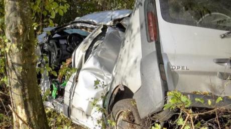 Völlig demoliert war der Wagen einer 45-jährigen Autofahrerin nach dem Unfall. 	
