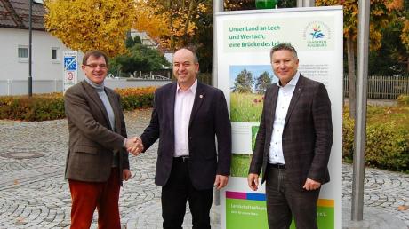 Auf dem Foto sind: (von links) Vorsitzender des Landschaftspflegeverbandes Konrad Dobler, Bürgermeister der Gemeinde Kleinaitingen Rupert Fiehl, Geschäftsführer des Landschaftspflegeverbandes Werner Burkhart. 	