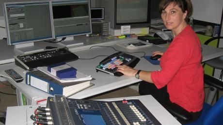 Der Schneidtisch gehört der Vergangenheit an. Hier arbeitet Regina Faust mit moderner Technik in den Räumen des Bayerischen Rundfunks.