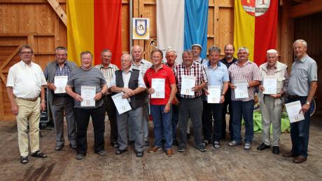 Insgesamt 20 Mitglieder gehören seit 50 Jahren oder länger dem Obermeitinger Radfahrverein "All Heil" an. Der Vorsitzende Botho Geschwindner (links) überreichte den Geehrten eine Urkunde und ein Ehrenzeichen in Gold.