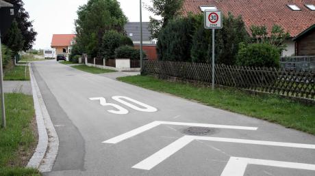 Die im vergangenen Jahr verhängte Teilsperrung der Alpenblickstraße ist aufgehoben. Autofahrer, die von Norden in die Straße einfahren, werden mit auf der Fahrbahn aufgebrachten Markierungen auf die Geschwindigkeitsvorgabe von 30 Stundenkilometer hingewiesen.