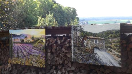 Die Kunstwerke, wie hier diese zwei Bilder, harmonieren perfekt mit der natürlichen Umgebung des Klafferbergs. 