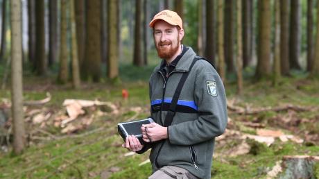 Er weiß, wie die schwäbischen Wälder in einigen Jahrzehnten einmal aussehen könnten: Philipp Fluhr. Der Beratungsförster am Amt für Ernährung, Landwirtschaft und Forsten hilft Waldbesitzern und berät sie, wie der Zukunftswald aussehen könnte. 