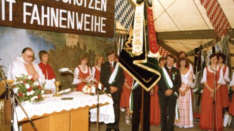 Die Fahnenweihe im Jahr 1977 war der erste große Höhepunkt in der noch jungen Vereinsgeschichte der Schlossbergschützen. , 	