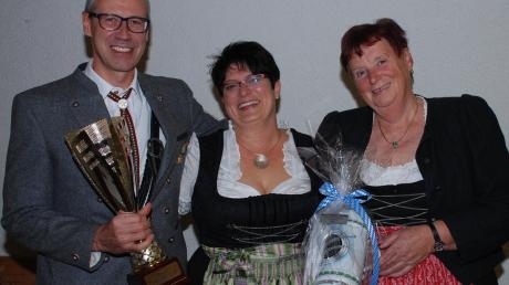 Geschenke für das Geburtstagskind gab es von den Patenvereinen. Im Bild von links: Hermann Högg (Alt-Schützen Mickhausen), Karina Wiedemann und Irmgard Moritz (Schützenverein Traunried).