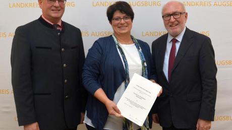 Bürgermeister Robert Wippel (links) und Landratsvize Heinz Liebert (rechts) gratulierten Karina Wiedemann zum Ehrenzeichen.