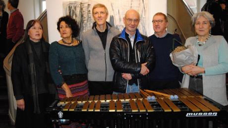 Die Künstler (von links) Gabriele Gruss-Sangl, Amelie Kratzer, Musiker Joachim Holzhauser, Rudolf Zimmermann, Jochen Eger und Laudatorin Christina Weber. 