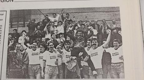 Groß war die Freude der Straßberger Spieler und Fans, als sie 1988 bei der Hauptrunde der Fußball-Landkreismeisterschaft in Bobingen gewann und in die Endrunde einzog.
