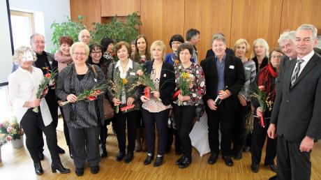 Obermeitingens Bürgermeister Erwin Losert (rechts) dankte den Mitgliedern des Asylhelferkreises, die seit zweieinhalb Jahren in vielfältiger Weise die bis zu 50 Flüchtlinge aus Eritrea, die im alten Schulhaus untergebracht wurden, unterstützt haben. 