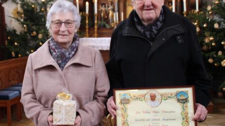 Elfriede und Benedikt Kugelmann erhielten in Konradshofen eine päpstliche Dankesurkunde für ihren langjährigen Mesnerdienst. 