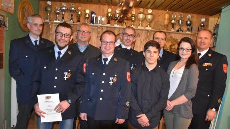 Über ein gutes Jahr für die Konradshofer Feuerwehr freuen sich Bürgermeister Rpbert Wippel (dritter von links) und Kreisbandinspektor Günther Litzel (rechts) mit den Geehrten und neuen Mitgliedern. 