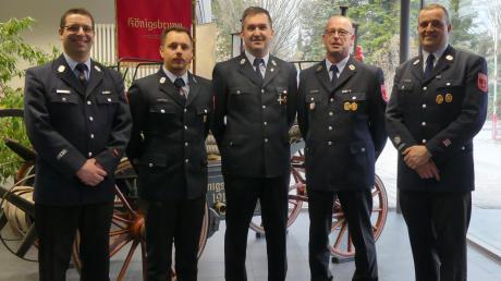 Die Feuerwehr hat auch einige neue Führungskräfte für die Einsätze ernannt: von links) Kommandant Rainer Schmid, Thomas Hiermayer, Ruppert Doll, Helmut Peischl und Thorsten Hahn. 