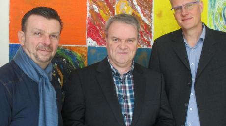 Defi-Übergabe in Bobingen: (von links) Jochen Müller vom Verein Bürger retten Leben, Lehrer Peter Schütt und Rektor Theo Doerfler. 