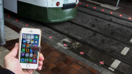 Zahlreiche Fußgänger schauen mehr auf ihr Mobiltelefon als auf den Verkehr. Die Stadtwerke haben mit Bodenampeln reagiert. 
