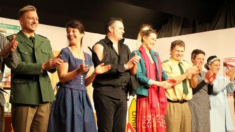 Das Publikum ist begeistert und die Akteure der Theaterbühne Obermeitingen freuen sich über die gelungene Premiere der „Polizeiwache 007“. 	