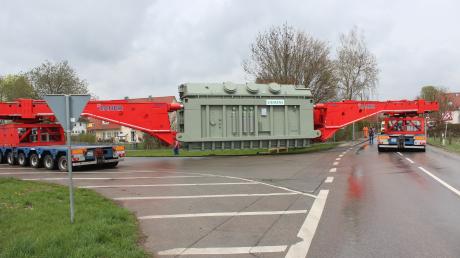 Fast wirkt es so, als ob der 235 Tonnen schwere Transformator spielend leicht über die Straßen Oberottmarshausens schwebt. 