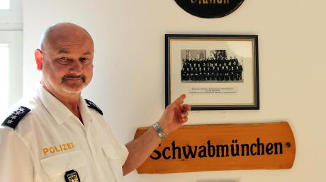 Der stellvertretende Inspektionsleiter Robert Künzel in neu in Schwabmünchen, hat aber direkt familiären Anschluss gefunden. Auf dem Foto im Flur des Polizeigebäudes ist unter anderem sein Stiefvater zu sehen.
