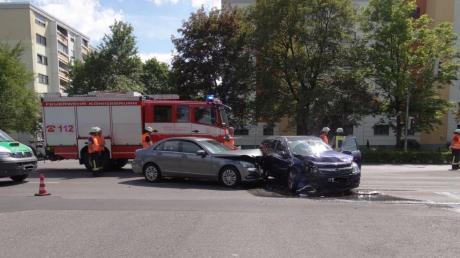 Zwei Autos stießen in der Augsburger Straße in Königsbrunn zusammen. Eine Frau wurde dabei verletzt. 