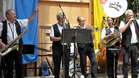 Die bekannte Augsburger Jazzcombo Lechtown Kneeoilers spielte beim Jazz-Frühschoppen zum 40-jährigen Bestehen des CSU-Ortsverbandes im Feststadel. 	