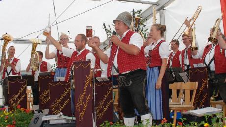 Zum Frühschoppen im voll besetzten Festzelt spielten am Sonntag die Schmuttertaler Musikanten aus Mickhausen. 