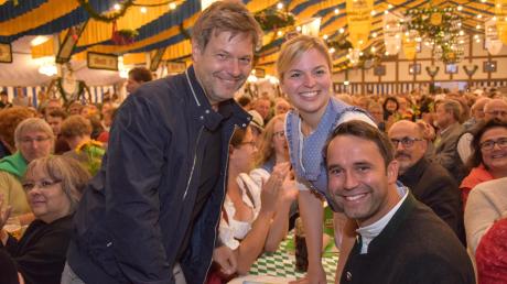 In einem vollen Bierzelt bereitete das Schwabmünchener Publikum Robert Habeck, Katharina Schulze und Maximilian Deisenhofer (von links) einen stimmungsvollen Abend. 