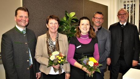 Zur Eröffnung gab es Blumen für die beiden Betreuerinnen der neuen Filiale. Von links: Herbert Jauchmann, Angelika Rzehak, Michaela Marz, Bürgermeister Gerhard Mößner und Günther Wölfle. 	<b>Foto: Hieronymus Schneider</b>

