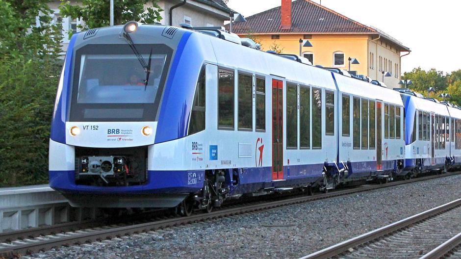 Auch für Bahnpendler ergeben sich Umstellungen. Massiv betroffen sind die Umstiegsmöglichkeiten auf Busse in Bobingen.