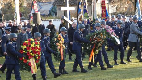 Feierliche Kranzniederlegung in Schwabstadl. Soldaten und Politiker sowie anwesende Reservisten ehrten die gefallenen Kameraden.  	