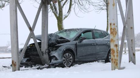 Eine junge Frau wurde bei diesem Unfall zwischen Kleinaitingen und Oberottmarshausen leicht verletzt.