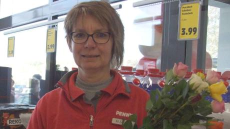 Die Leiterin der Filiale in Mittelneufnach Ulrike Schmid empfing die ersten Kunden im Penny-Markt mit einem frohen Blumengruß.