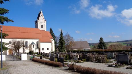 Der Mittelneufnacher Friedhof neben der Kirche soll der Gemeinde übertragen werden. 	