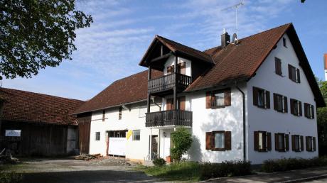 Das Anwesen Kirchberg 1 in Obermeitingen, das die Gemeinde im Jahr 2016 erworben hat, soll künftig als Bauhof genutzt werden. 