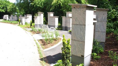 Die Urnenstelen auf dem Königsbrunner Friedhof sind sehr beliebt. 