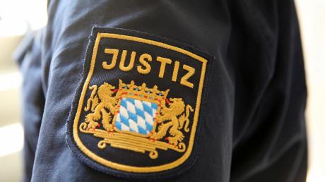 Ein 20-Jähriger aus dem Landkreis Augsburg handelt mit großen Mengen Betäubungsmitteln – damit finanziert er seine eigene Sucht. Jetzt wurde er verurteilt.