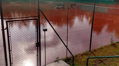 Die Tennisanlage in Schwabmünchen stand unter Wasser.  	