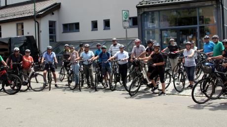 30 Radler starteten beim Hiltenfinger Rathaus zur etwa 50 Kilometer langen Tour auf Nebenstrecken durch die sieben Mitgliedsgemeinden der ILE.
