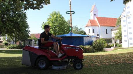 In Oberottmarshausen laufen die Vorbereitungen für den Sommernachtsball. Unter anderem wird der Rasen noch vom Laub befreit.  	