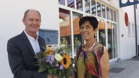 Mit einem Blumenstrauß bedankte sich in Walkertshofen  Schulleiter Gerhard Gerum bei seiner Stellvertreterin Maria Schneider, die nun in Ruhestand geht.  