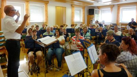 Eine erste Anspielprobe des neuen ASM-Orchesters gab es bereits im Musikerheim Walkertshofen. Hier kommen Musikanten zusammen, die Besonderes spielen und Kontakte über Vereine hinweg knüpfen wollen. 	
