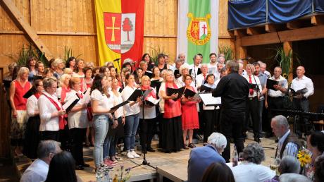 Zum Abschluss der Serenade sangen alle mitwirkenden Chöre gemeinsam das Lied "Weit weit weg" von Hubert von Goisern.